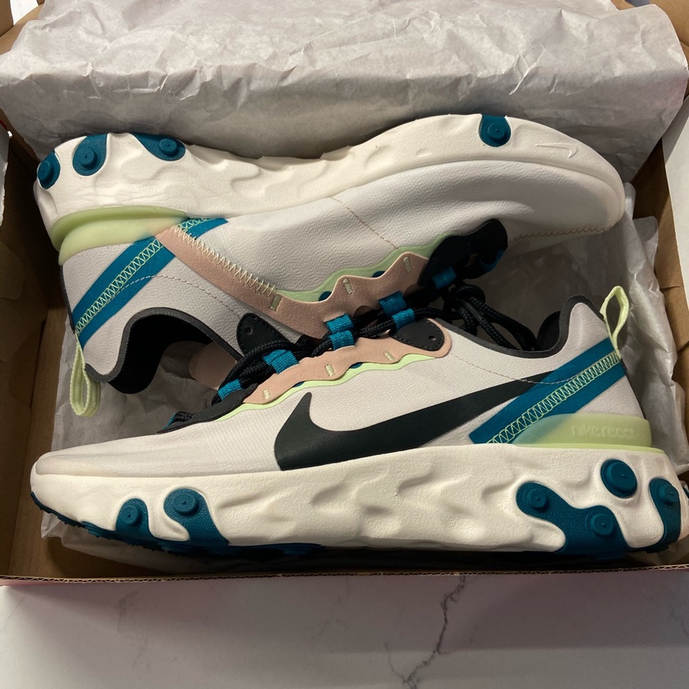 NEVER WORN Nike Element 55 Size 9 women’s
